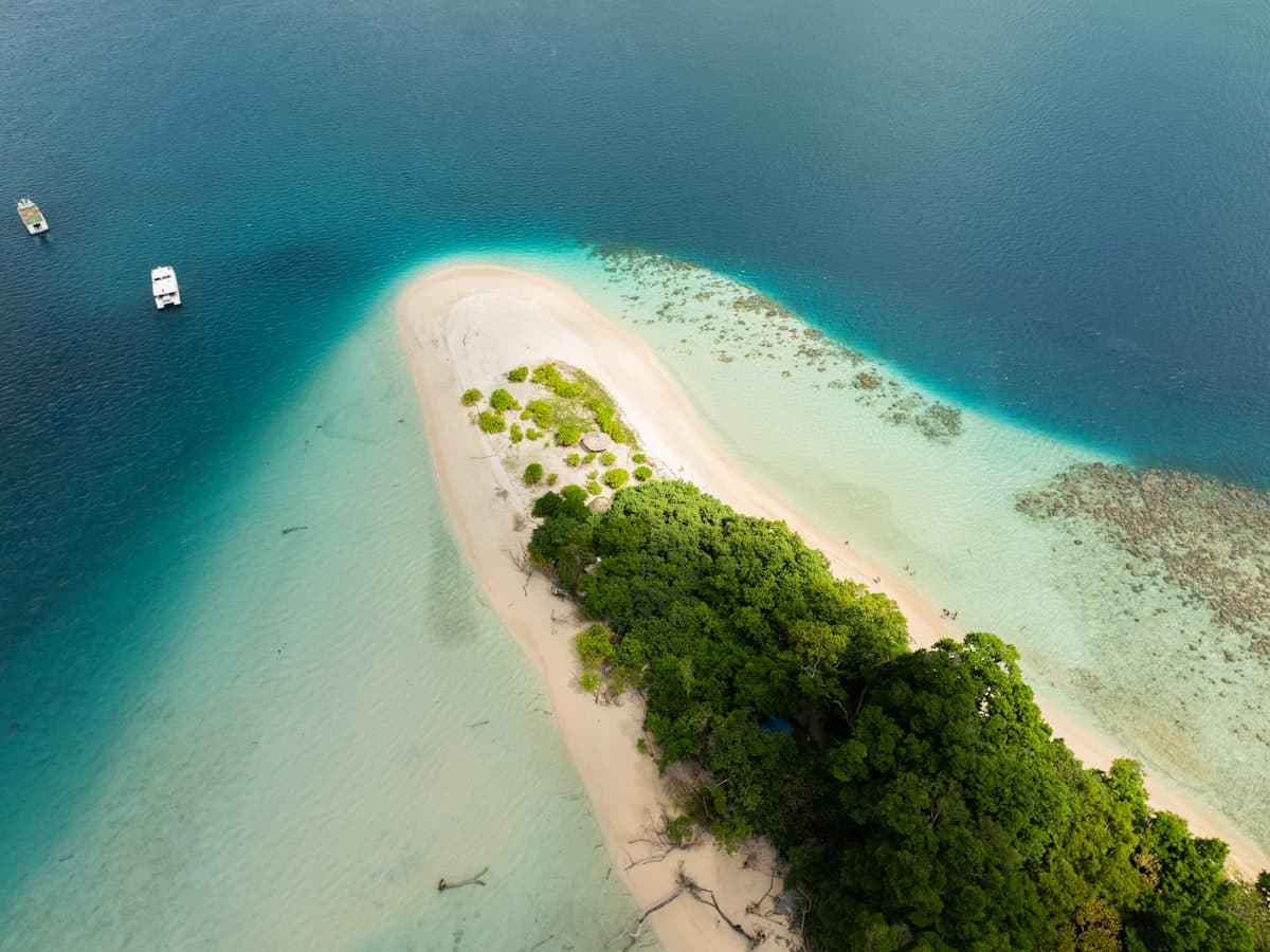 Clear turquoise water over a sandy island spit at Jolly Buoy Island, Andaman Islands